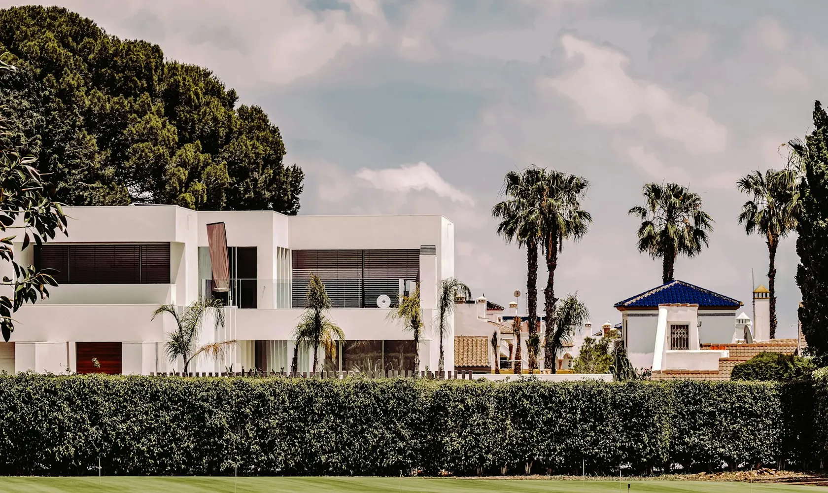 Maison contemporaine entourée de verdure, photographie d'illustration